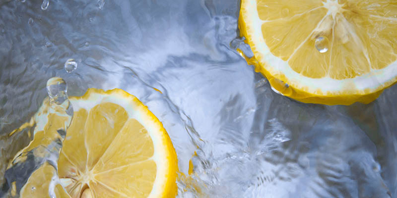 Лимони във вода
